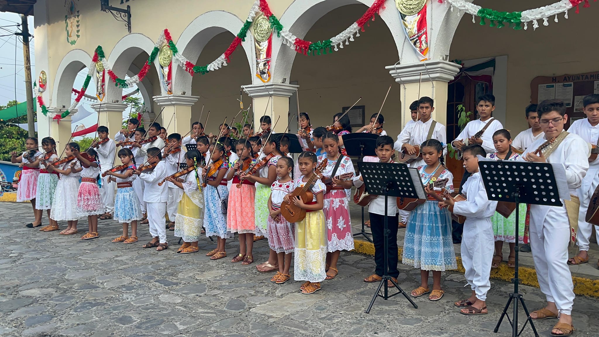 Entrada:El Semillero Ensamble Huasteco Comunitario de Zozocolco de Hidalgo, Veracruz, celebrará 10 años de tocar, cantar y bailar huapangos